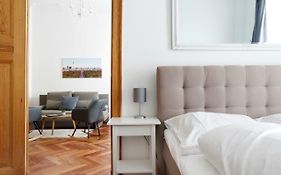 Katz By Rockchair Apartments L Superhost Status L 3 Bedrooms Boxspringbeds 2 Bathrooms In City Center - Cozy Family & Business Flair Welcomes You!